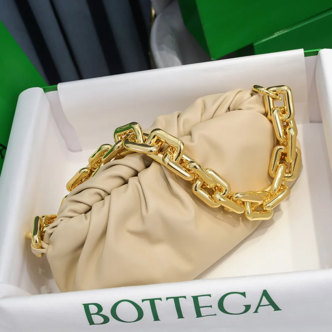 2020 new products will continue to upgrade the cloud bag to the вoттega veneтa chain cloud bag. It is still developed with imported original leather as standard. This hardware chain needs to be light on the upper body and can only be made of all-steel material. It is made of hollowed metal. You don’t have to worry about its weight. 👍 Major celebrity fashion bloggers have used it to attend fashion shows. Who can resist the charm of this big gold chain [smile] Style number: 6708# Size: 30*16*12 (oatmeal color)